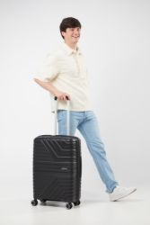 American Tourister Flytwist keskisuuri matkalaukku, Shadow black